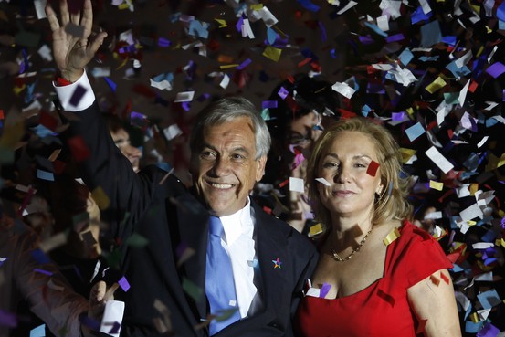 Chile's presidential front-runner Sebasti&aacute;n Pi&ntilde;era and his wife, Cecilia Morel, greet supporters after winning the first round of voting, Santiago, December 13, 2009.