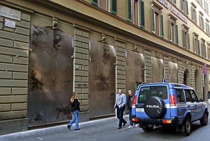 People get ready for anti-globalization acts of vandalism, Florence, Italy, November 5, 2002.