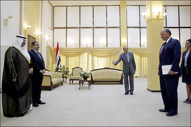 U.S. Ambassador John Negroponte presents his credentials to Iraq's president, Ghazi al-Yawer, and Foreign Minister Hoshyar Zebari, Baghdad, June 29, 2004.