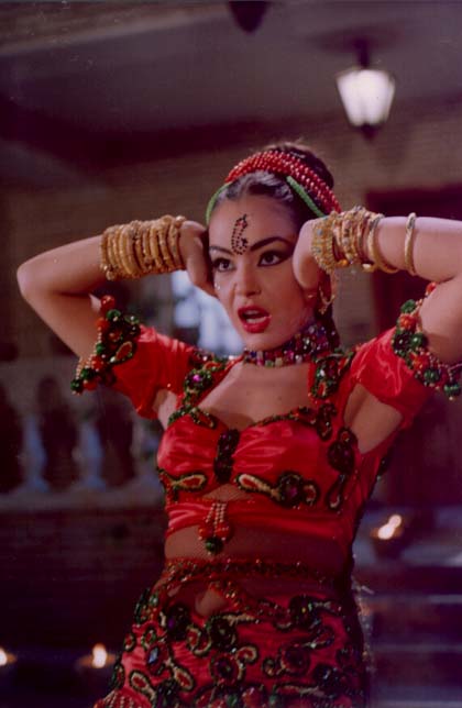 Sheryhan dancing as an Indian woman in Meit Fol