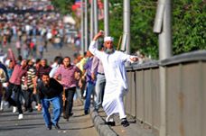 ‎A Muslim Brotherhood supporter throws a stone during clashes between rival groups of protesters in Cairo, Egypt, April 19, 2013.

التعليق هنا.
https://www.facebook.com/EveryScreen/posts/444332315649144‎