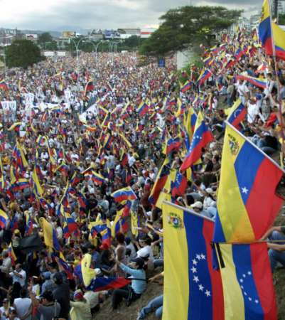 Venezuelans oppose President Hugo Chavez, Caracas, 13th day of a general strike, December 14, 2002.
