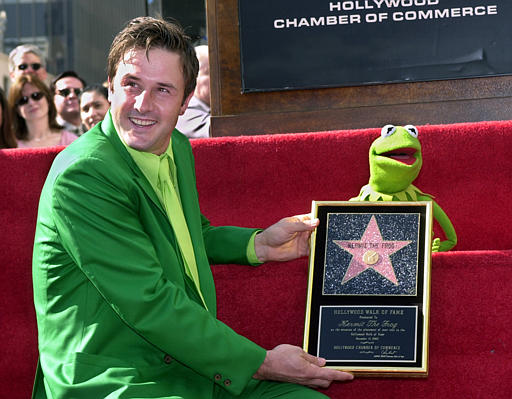 Actor David Arquette and Kermit the Frog pose for photographs at the conclusion of a cermony honoring Kermit, Hollywood section of Los Angeles, November 14, 2002.