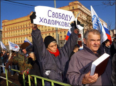 A Russian woman holds a placard reading Free Khodorkovsky during a protest rally in front of the Federal Security Service (FSB - former KGB) in Moscow, October 31, 2003.