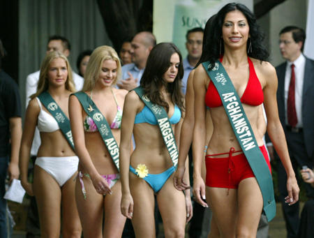 Miss Afghanistan Vida Samadzai, who is among contestants from 60 countries, leads other Miss Earth candidates during a press preview, Manila, October 23, 2003.