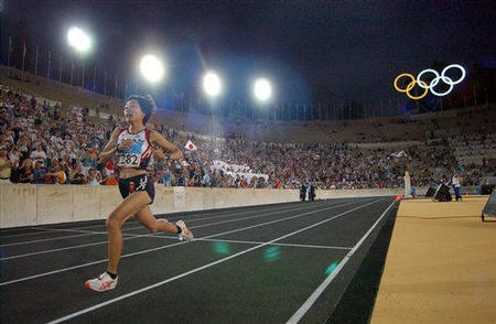 Japan's Mizuki Noguchi takes the final lap inside the Panathinaiko Stadium as she wins the gold medal in the women's marathon in the 2004 Olympic Games at the Panathinaiko Stadium, Athens, Greece, August 22, 2004.