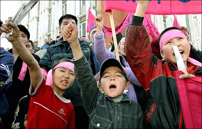 A rally started when about 5,000 opposition supporters, moved down to Bishkek's main square, eventually stormed the Kyrgyzstan presidential compound, March 24, 2005.