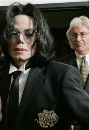 Michael Jackson exits the Santa Barbara County Superior Court with his attorney Thomas A. Mesereau Jr. after the verdict aquitting him of all 10 counts in the child molestation and conspiracy case against him was read, Santa Maria, California, June 13, 2005.