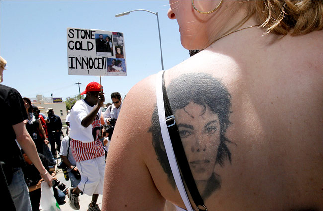 Svenja Maniak, who came from Germany to support Michael Jackson, stands among the daily crowds, outside Santa Barbara County Superior Court, Santa Maria, California, June 6, 2005.