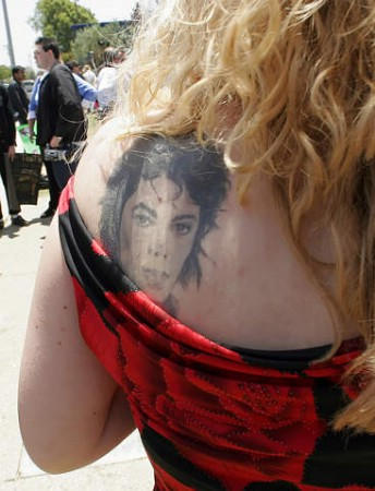 A woman shows off a tattoo of Michael Jackson on her shoulder, outside the Santa Barbara County Courthouse where the Jackson trial is taking place, Santa Maria, California, June 2, 2005.