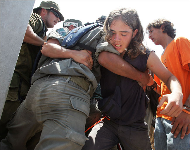 Hundreds of settlers clogg the main road into Neve Dekalim, a center for protest in the Gaza Strip against evacuation, August 16, 2005.