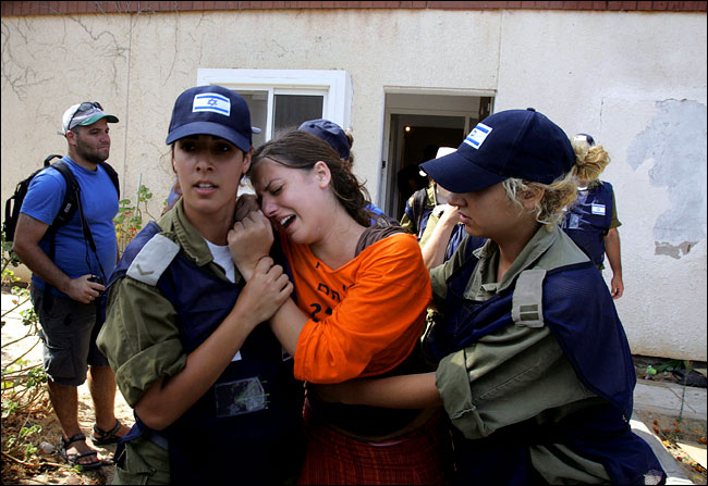 Female soldiers enter the synagogue for girls in Neve Dekalim, Gaza, August 18, 2005.