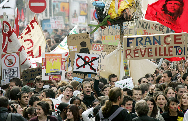 Students protest along with teachers, workers, retirees and opposition and leftist groups, over a law giving employers two years to fire workers without cause, Marseille, March 18, 2006.
