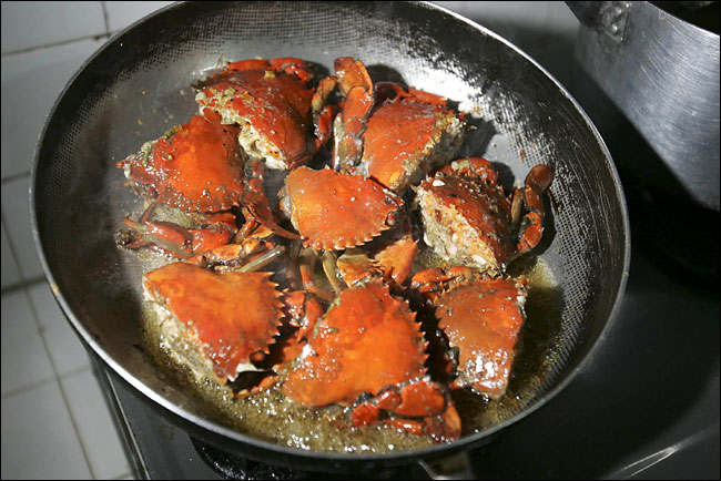 Crabs cooking at Quan Nhan, Hoi An, Vietnam, April 2005.