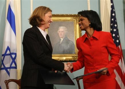 Israeli Foreign Minister Tzipi Livni, left, and Secretary of State Condoleezza Rice, right, shake hands during a signing ceremony of an agreement intended to assure that Hamas militants will not be able to rearm if the Jewish state agrees to a Gaza cease-fire, State Department, Washington, January 16, 2009.