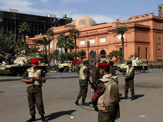 Egyptian military police deploy outside the Egyptian Museum, A-Tahrir Square, Cairo, February 2, 2011.
