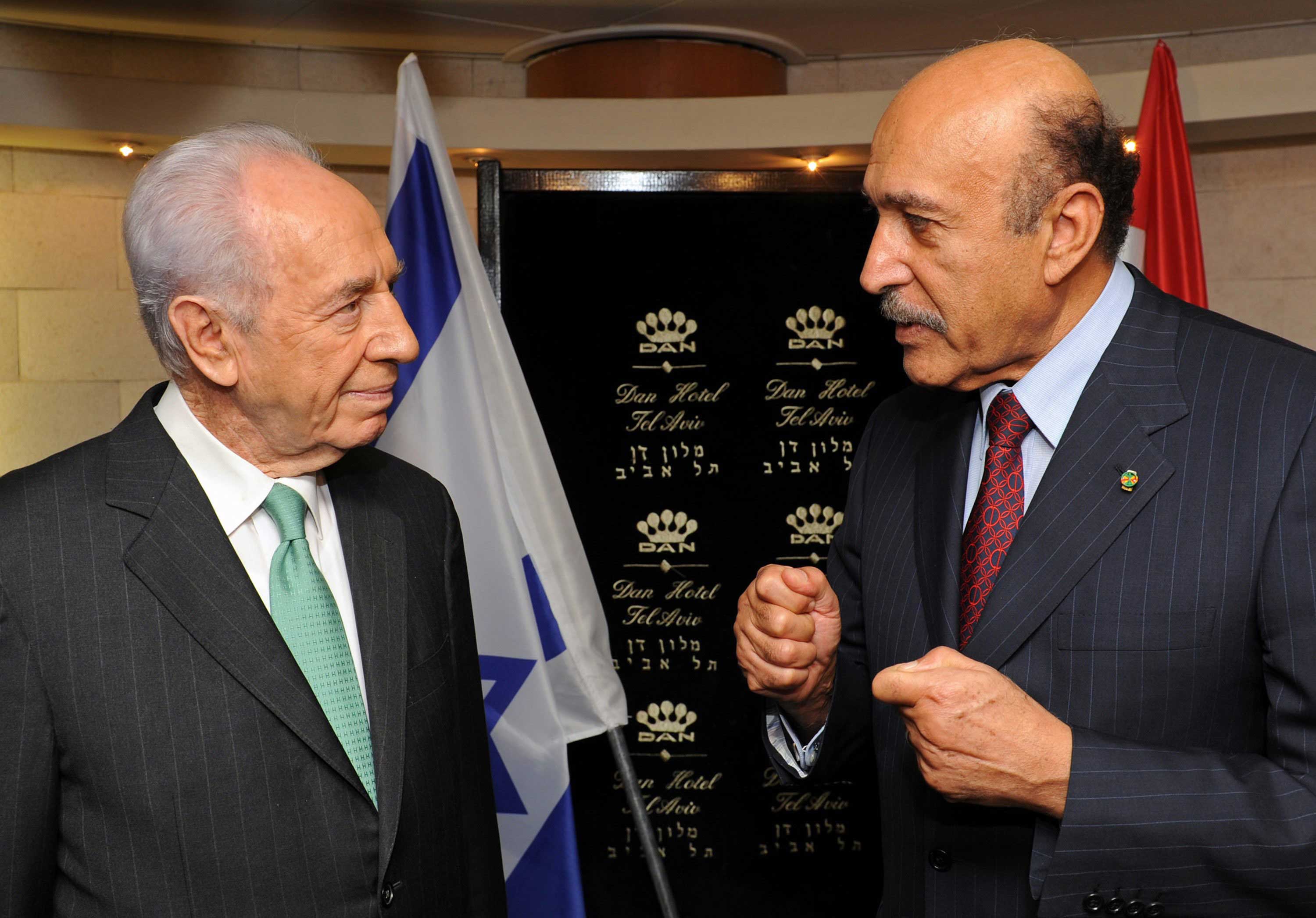 Egyptian intelligence chief Omar Suleiman, right, speaks with Israeli President Shimon Peres, during their meeting, Tel Aviv, Israel, November 4, 2010.
